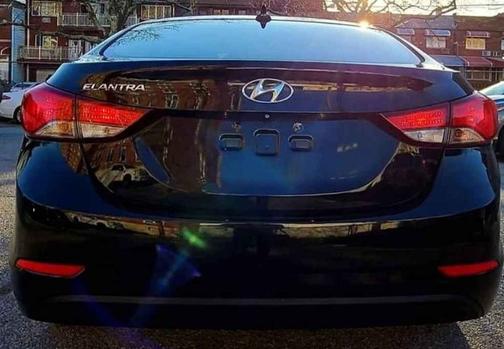 Photo 3 of 12 of 2016 Hyundai Elantra SE